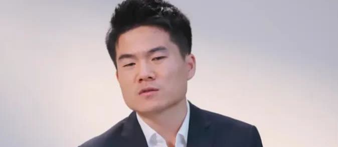 记者问董宇辉：“你怎么看待‘泼天流量’？”董宇辉面露苦涩：“我不太喜欢，‘泼天流