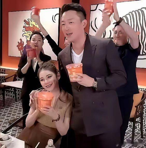 大S的妈妈黄春梅心里肯定不舒服！面对前女婿，她无法靠近，也不能远离，孩子是他们关