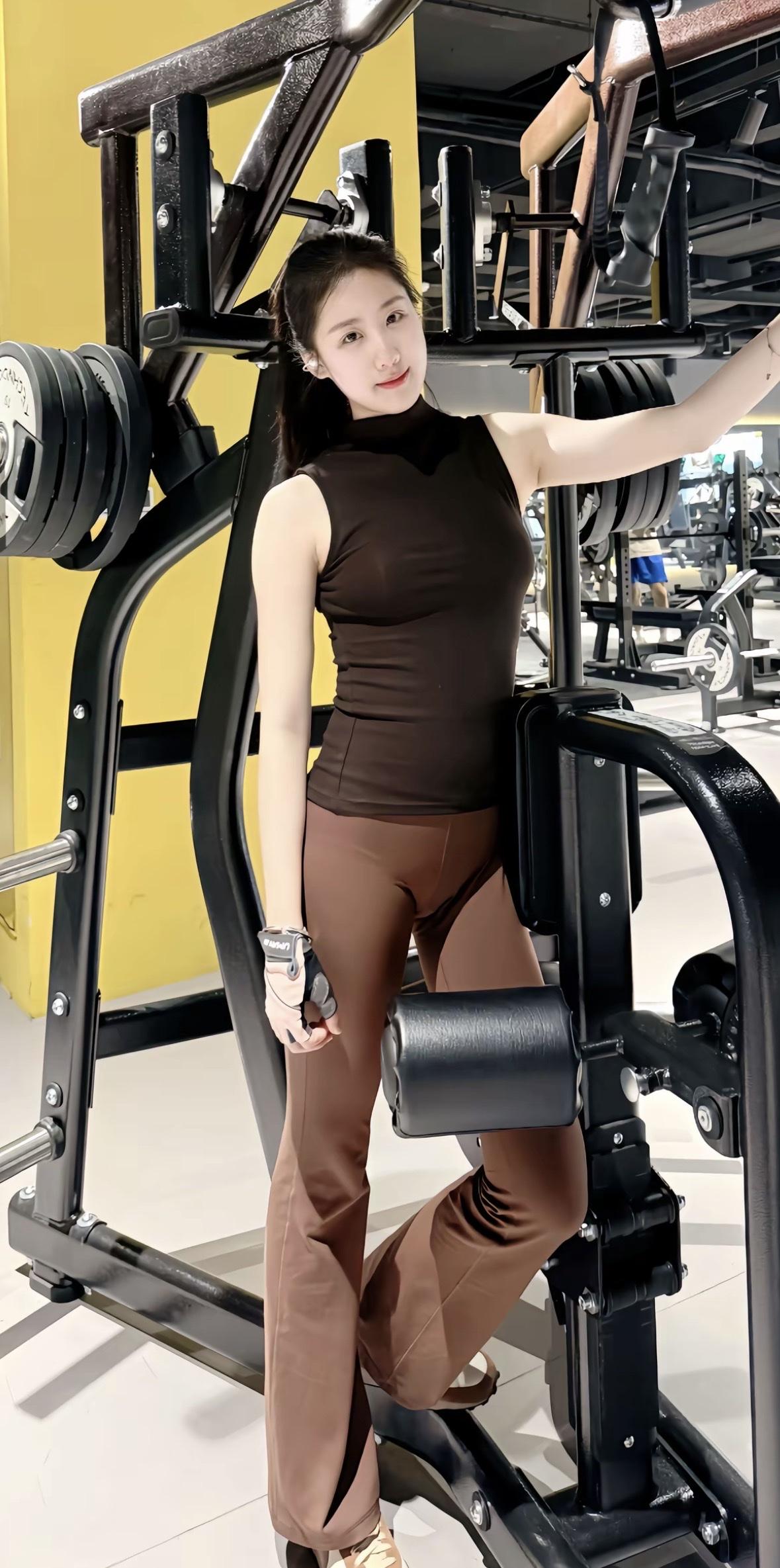 健身打卡！今日挑战硬拉，感受力量与美的结合！💪🏋️‍♀️