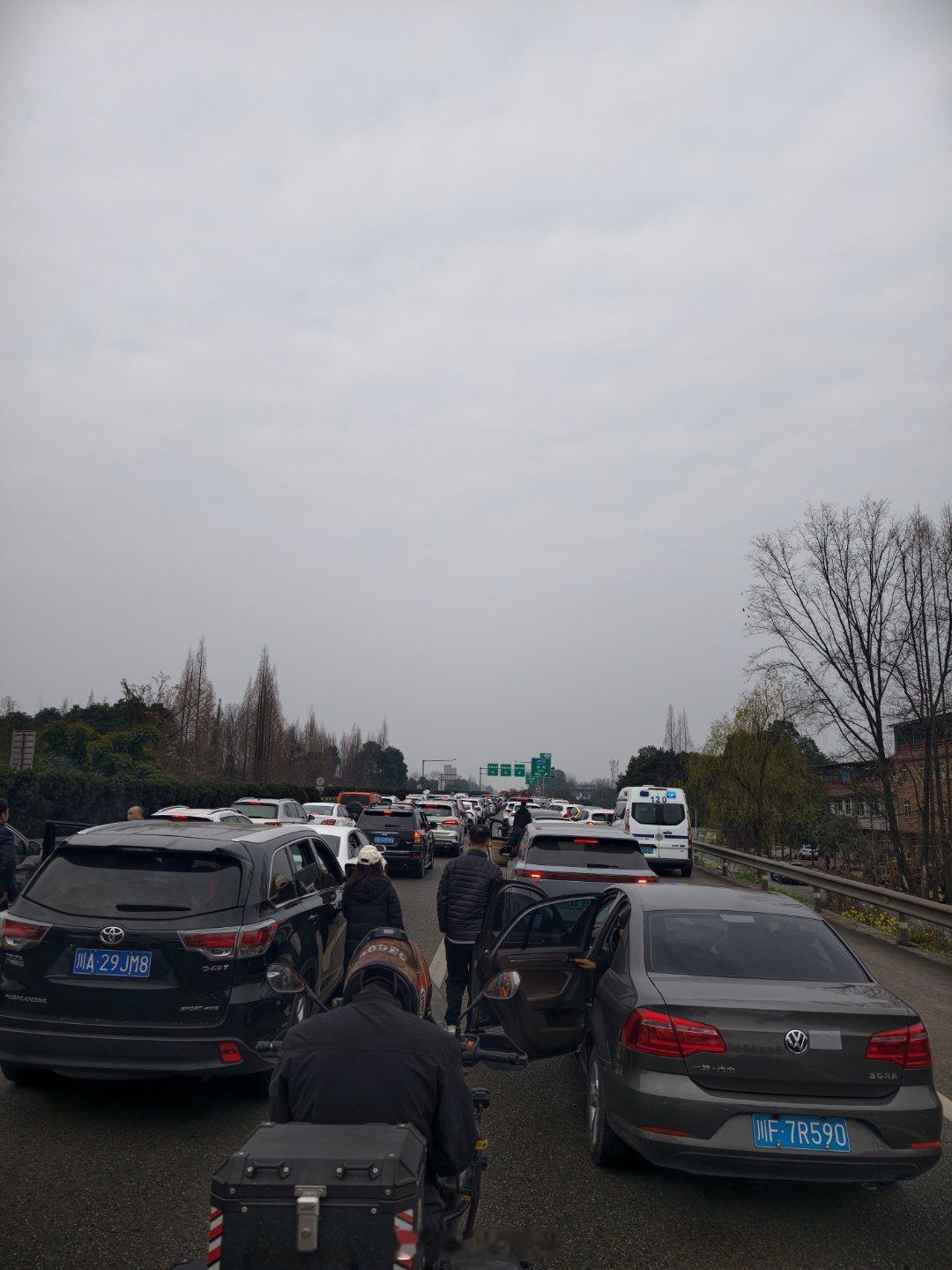 最急的就是高速堵车，几个警车和救护车过去，看来前面出了大车祸，有死伤了