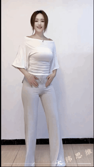 还是纯白色衣服更适合我！