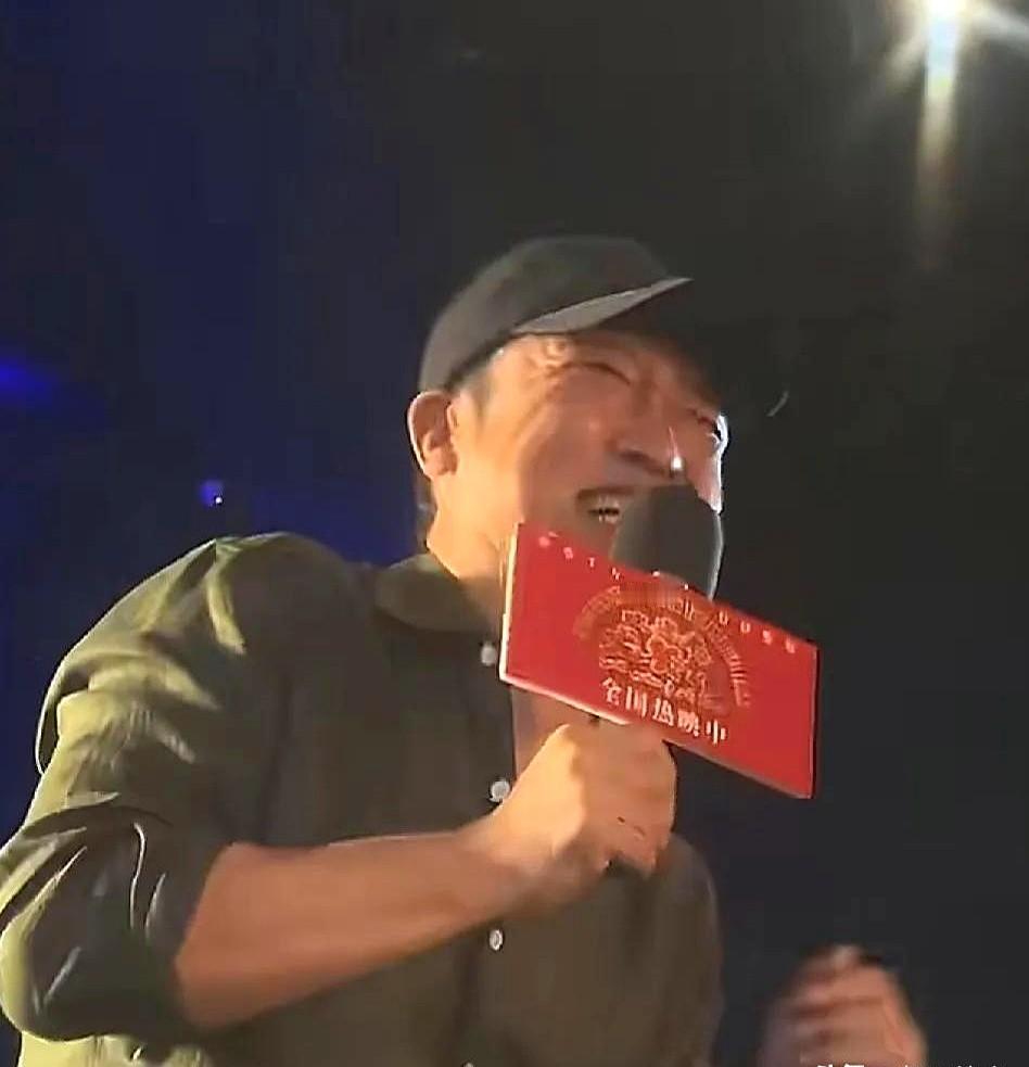 贾冰私人饭局被熟人偷拍的事儿，差点让他翻车，结果却在路演现场被沈腾一句话盘活了。