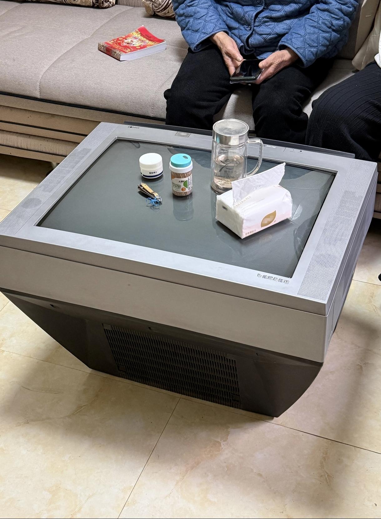 老人家真是勤俭持家，把旧电视机当茶几，电视机：没想到退休又返聘…老式电视后面📺