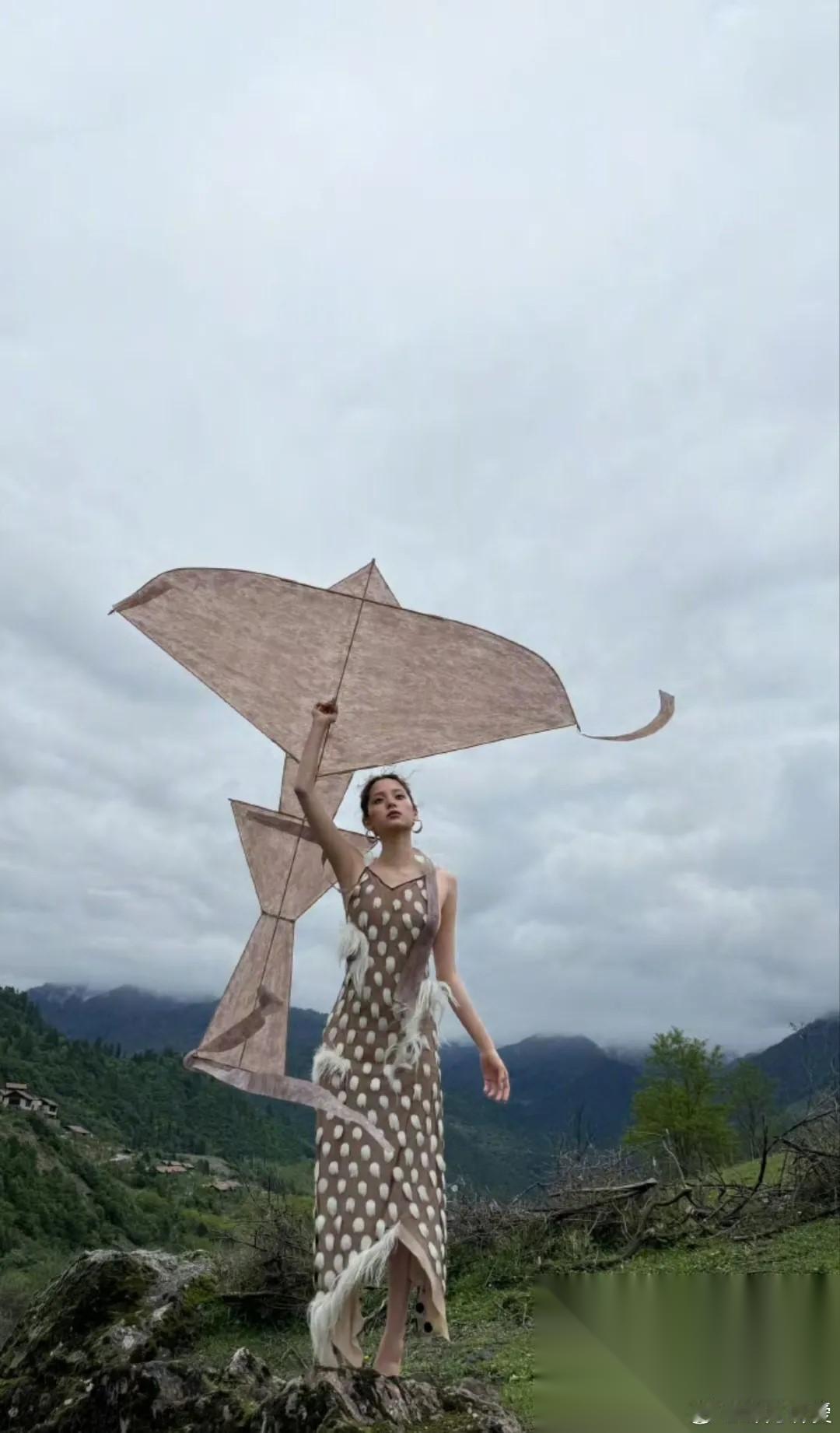 发现一个现象，不火的明星，都穿得比较猎奇比如欧阳娜娜，穿得像渔夫、放羊的