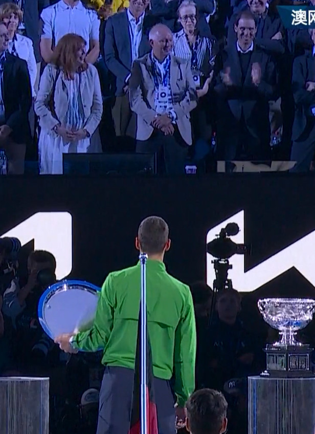 德约科维奇示意纳达尔帮忙打德约和纳达尔同框，这个镜头泪目了阿尔卡拉斯3比1德约科