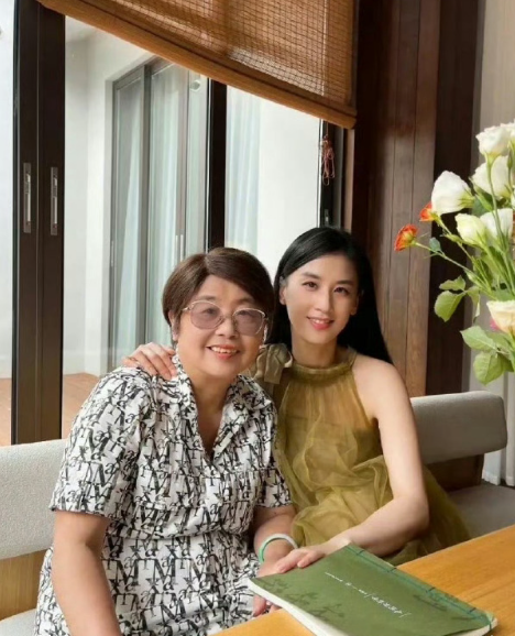 黄圣依是中了基因彩票吧，她妈妈长得没有那么漂亮，但她漂亮得很出圈。​​​