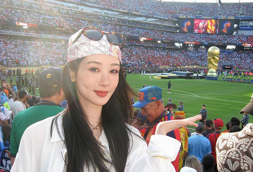 杨紫这是有高人指点吧！杨紫现在的妆造好美呀，很适合她，多巴胺头巾，配个墨镜，脸上