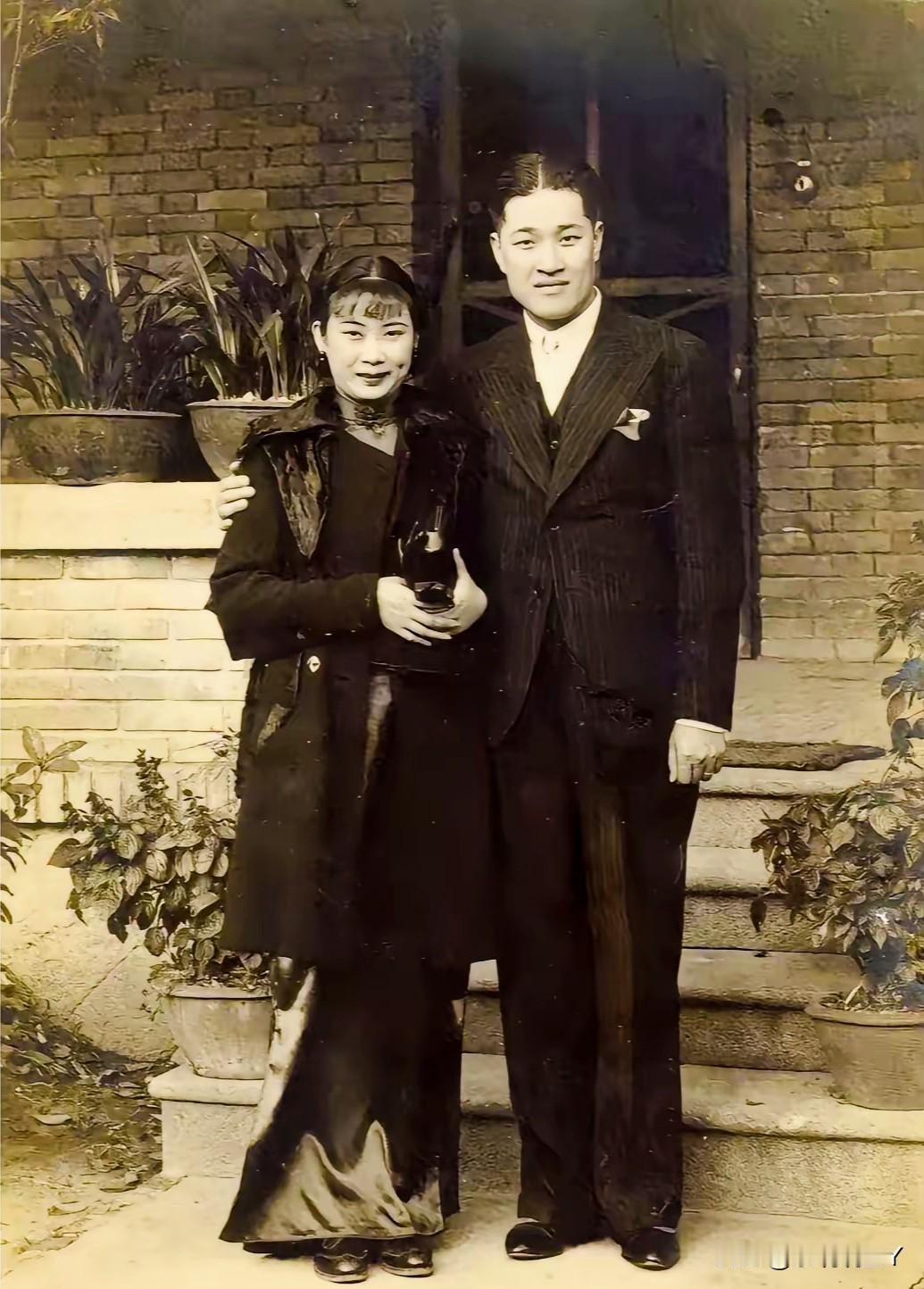 一九三六年，福州，胡蝶和的丈夫潘有声的幸福合影，时年二十八岁。这不是演戏，确是货