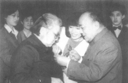 1989年3月8日，杨尚昆同志在“三八”国际妇女劳动节纪念活动中为康克清佩戴纪念
