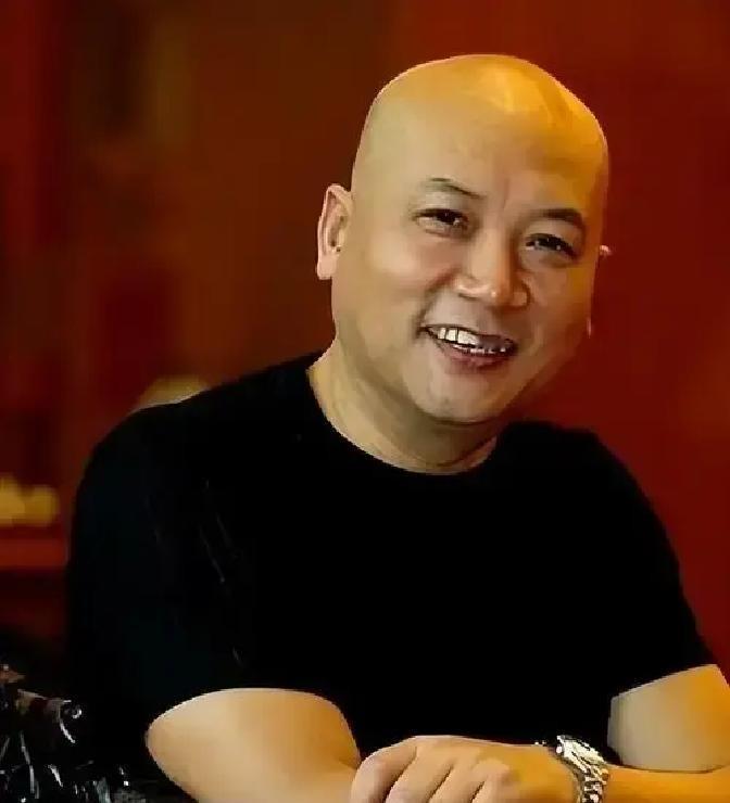 迟重瑞现在73岁，老婆陈丽华刚走，他站在470亿遗产里发呆。36年前他演完唐僧