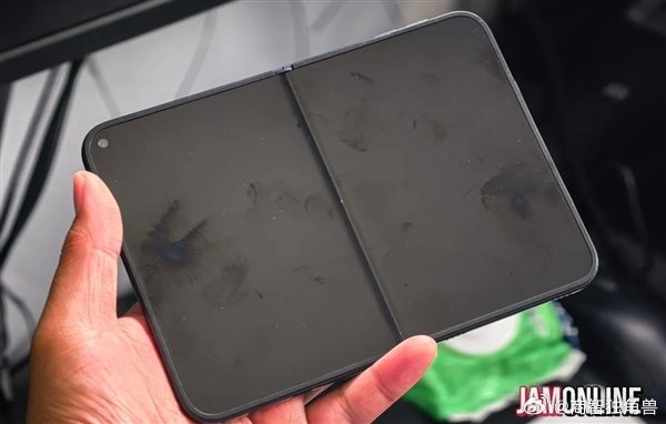【苹果折叠屏黑色机模首次亮相：阔比例、内屏挖孔】iPhoneUltra黑色机模首