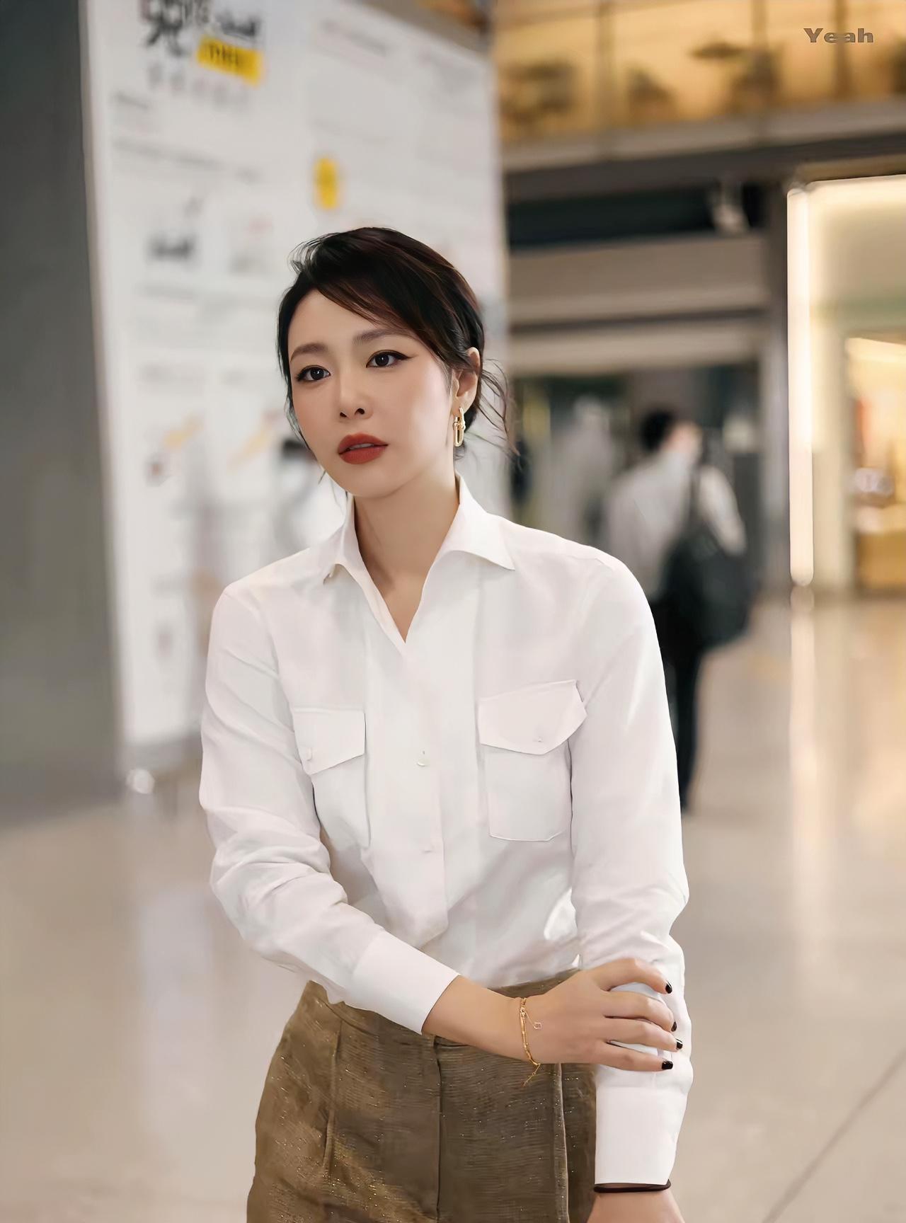 高叶，白衬衣好美，就是让这黑色指甲油影响了画面，你们看看是不是呢？