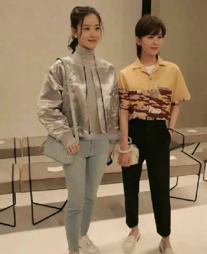 刘强东老婆章泽天和刘诗诗合照竟然不输，看着比明星还要高一点