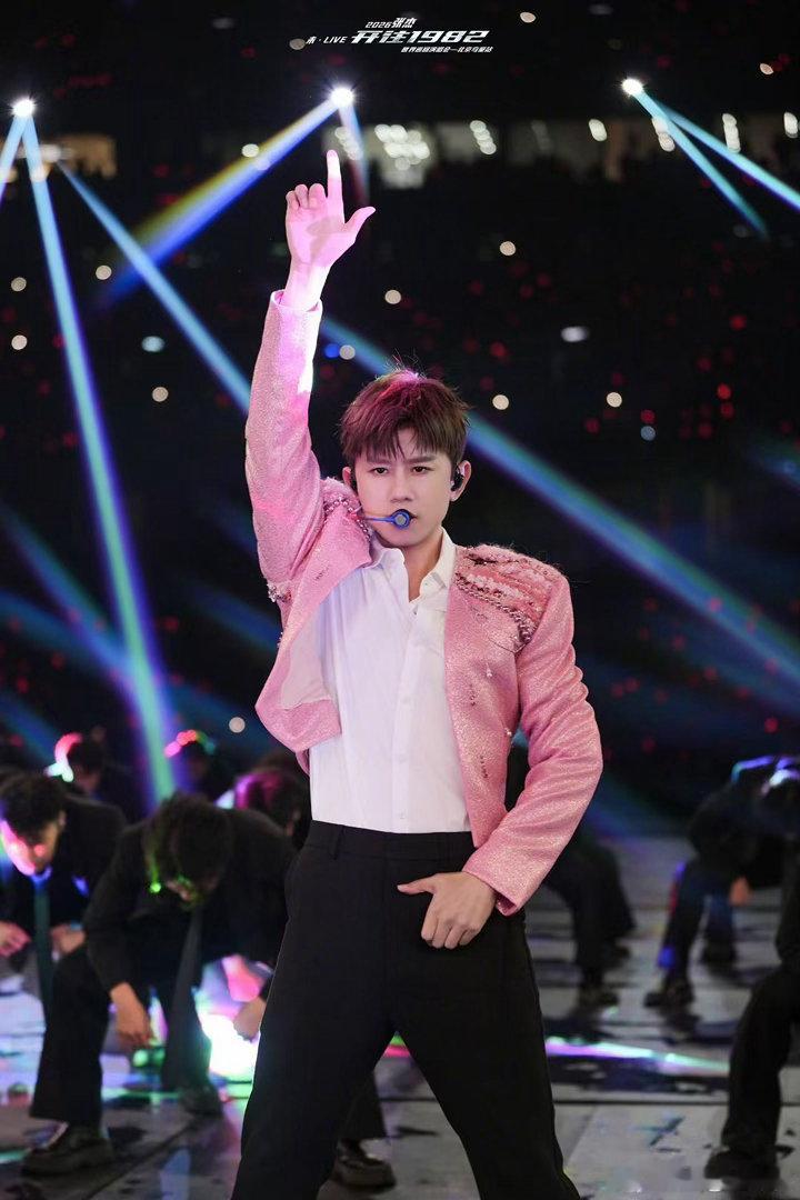 张杰边唱这就是爱边饭撒张杰的饭撒不是那种敷衍的挥手，是真的很认真地在回应每一个