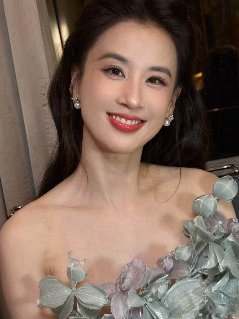 黄圣依果然浪姐1不养闲人回看浪姐1才懂黄圣依实力在线，唱跳舞台气场全开，业务能