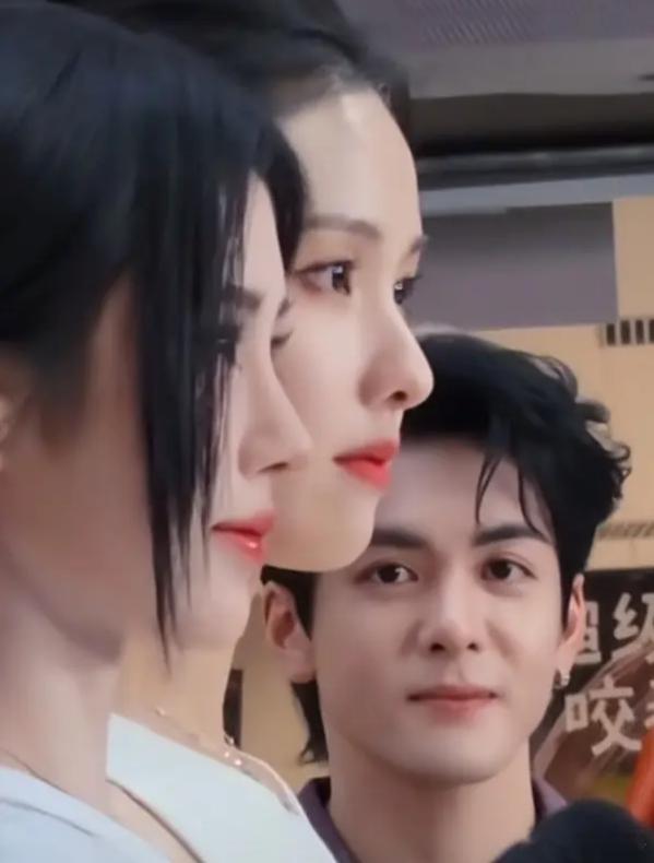 现场炸了，曾舜晞当着鞠婧祎的面，一个眼神直接把陈都灵推上风口。他说大尺度戏是陈