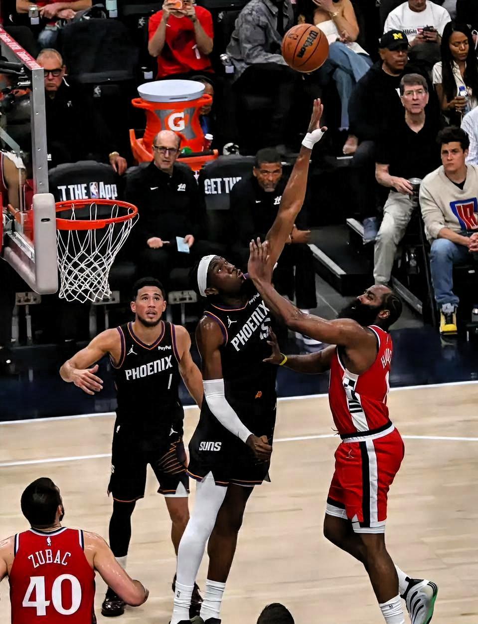 快船吞下四连败苦果！103-114不敌太阳，布克21分10板9助的准三双。快