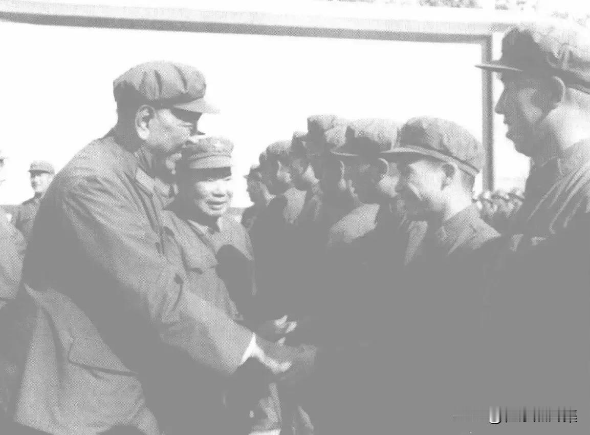 1981年，时任国防部部长耿飚（左前）与总参谋长杨得志到河北张家口视察65军19