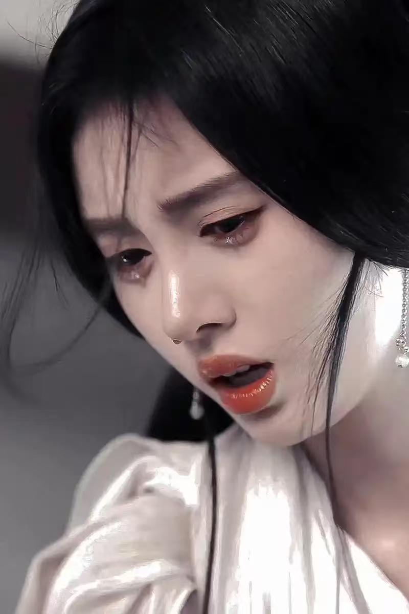 长见识了！看鞠婧祎被举报偷税漏税才知道，原来明星拍杂志还可以销量分成，一本杂志分