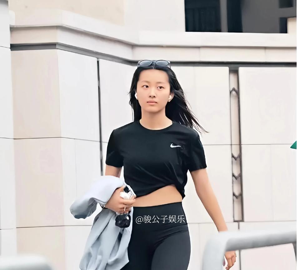 据港媒报道，陈奕迅与徐濠萦的20岁独女陈康堤（小名包包）已签约华纳唱片，成为该公