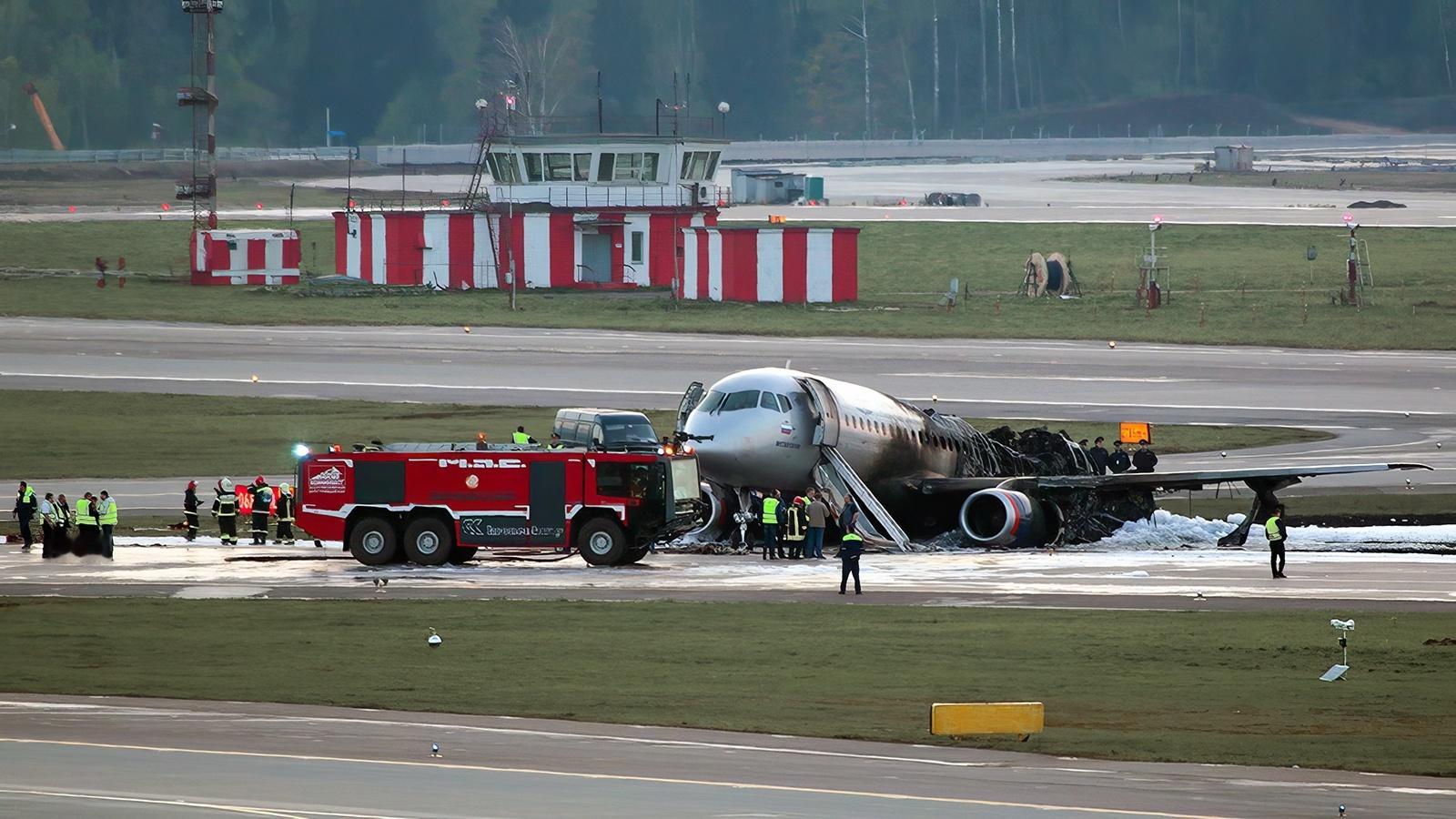 飞扬军事2019年5月5日，俄罗斯航空一架SSJ-100客机因机械故障