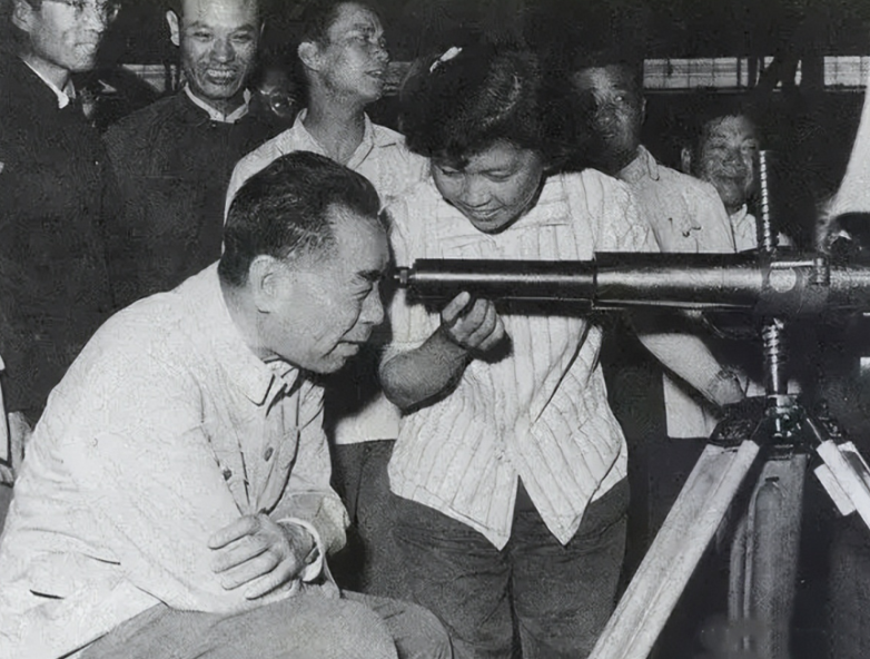 60年代，周总理在兵工厂视察的一张照片，总理十分有趣！一张拍摄于1962