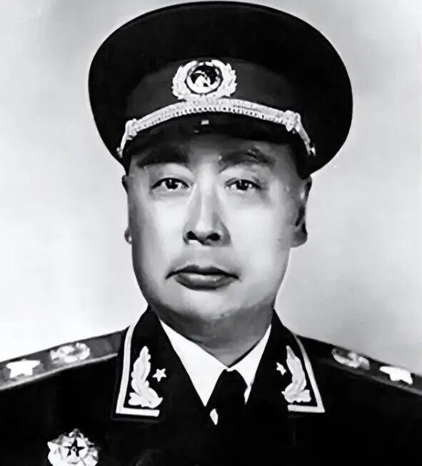 1955年全军授衔之前，刘少奇坚持反对给陈毅授元帅军衔，周恩来听闻此事，立马写了