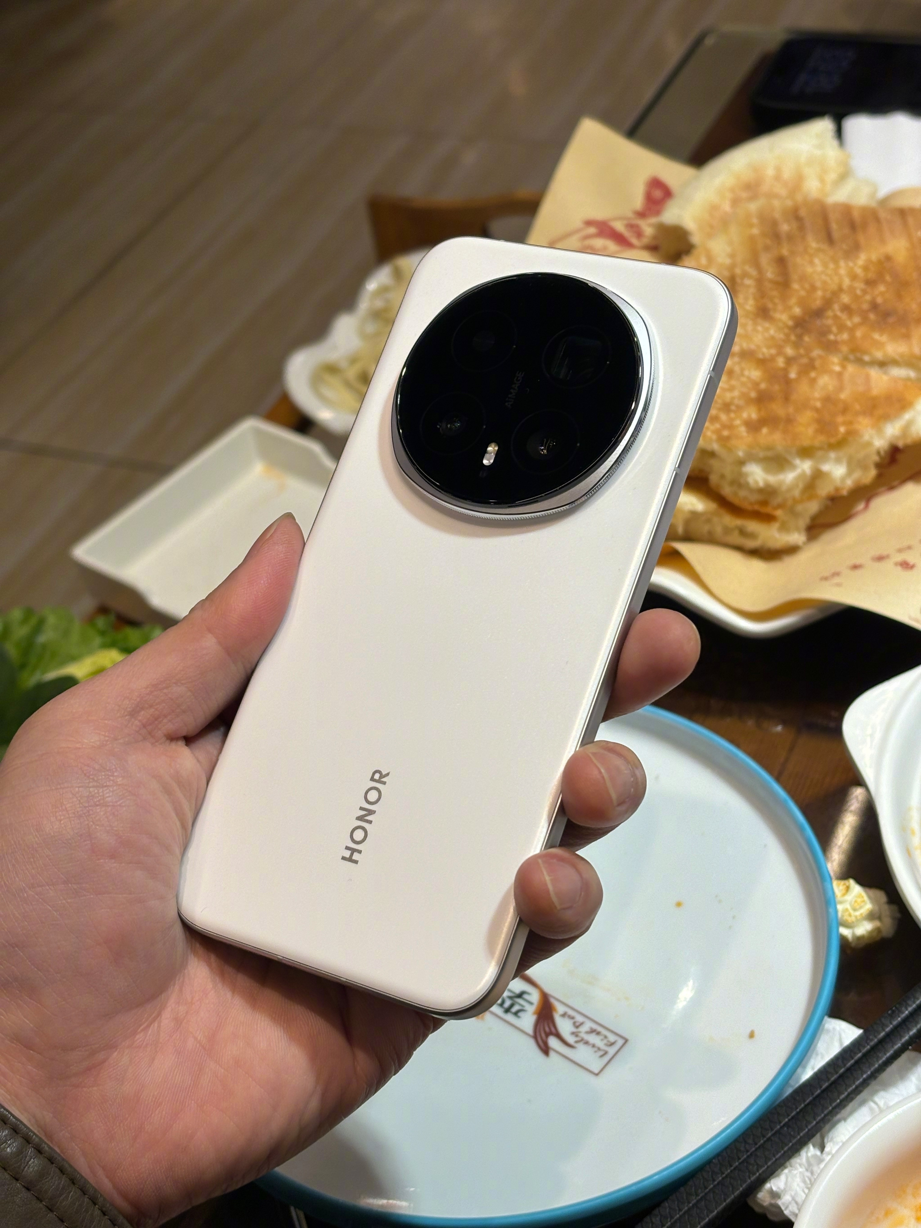 出来吃饭，同桌几个朋友都没有用过荣耀，但是看了我用的Magic8Pro体验了一