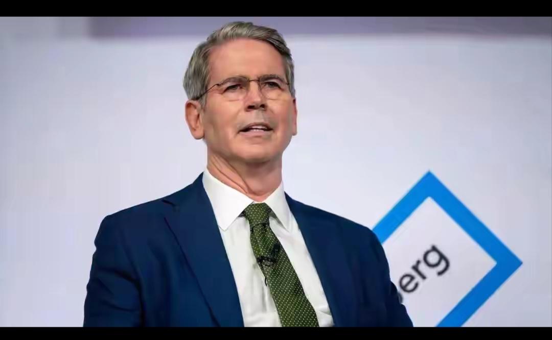 就在全球紧盯中美关系走向的关键节点，美国财政部长贝森特在一场采访中，直接抛出两枚