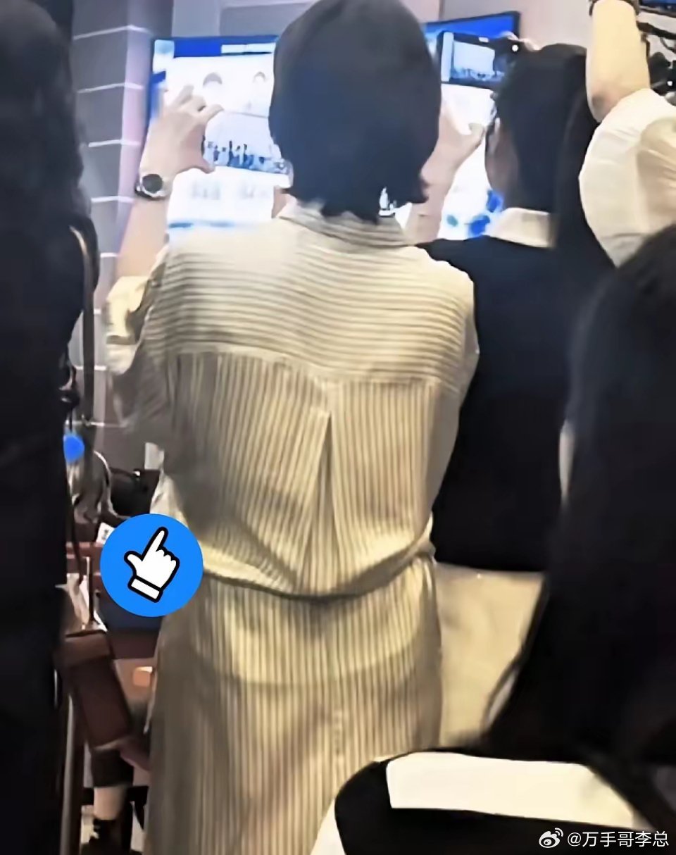 央视女神董卿也发福了6月22日，董卿现身上海参加儿子的校园活动。她还是标志性短发
