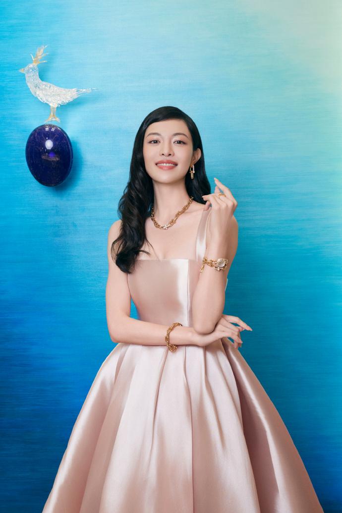 最近钟楚曦在出席时尚活动的时候搭配了一件珊瑚色的裙子，看起来特别的显年轻。她