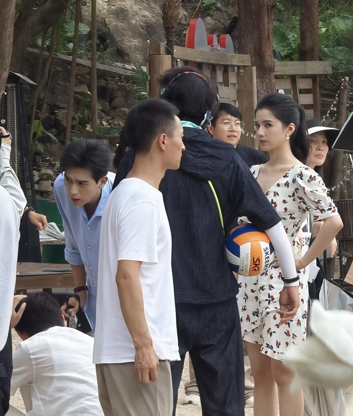34岁李现和女星张婧仪现身深圳一处海滩拍戏被偶遇，他们身边围了好多工作人员，有专