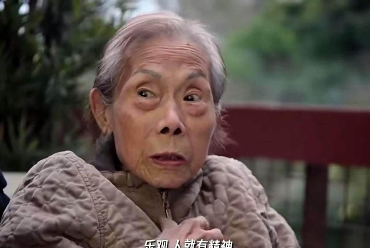 最近一段关于谷爱凌奶奶的片子，真给我看愣了。老太太坐在轮椅上，身子缩成一团，眼