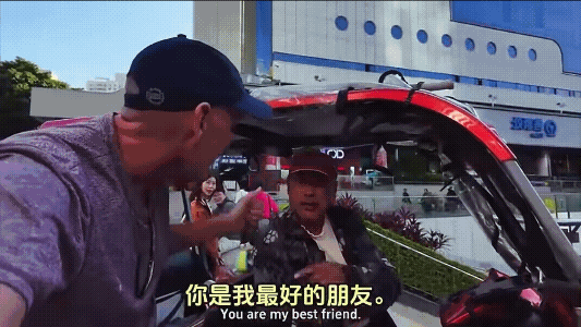 美国大爷在深圳坐三轮，被越战老兵熟练的英语惊呆：你拉客是生活所迫？老兵笑而不语
