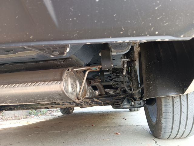 帝豪四代尊贵版底盘不带护板不穿底裤奔跑车机仓、后备箱下的底盘。都没有护板。高配