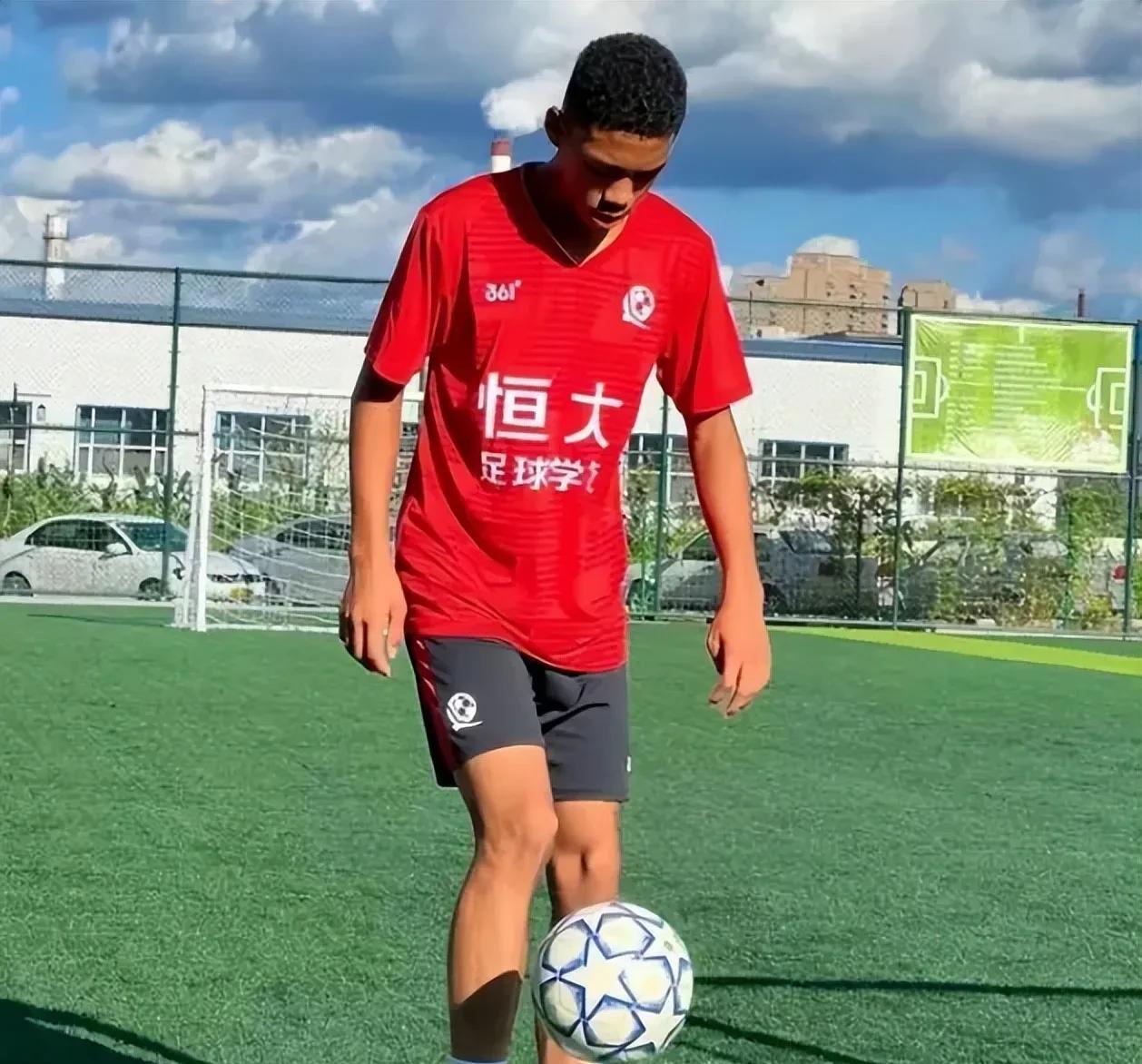 还是久尔杰维奇识货，又把混血球员张洪福招进了U18国家队。日本籍主教练上村健一看