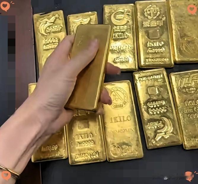 周一买黄金的人，简直是走了狗屎运了，周一金价873一克，现在暗金已经涨到了