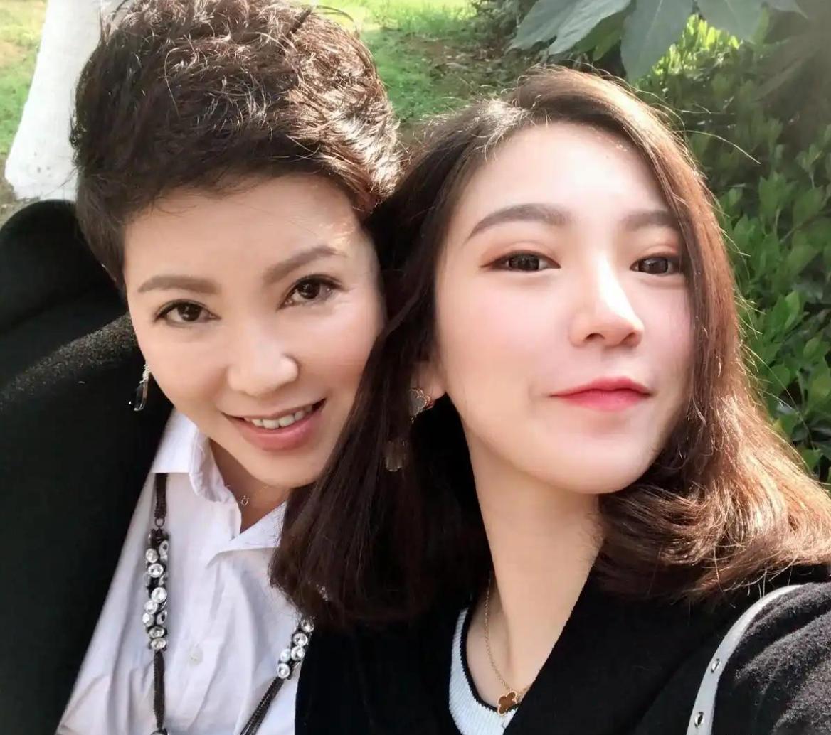 造谣一张嘴，辟谣跑断腿，这句话，在演员冯文娟身上具像了。10月6日，杭天棋女儿