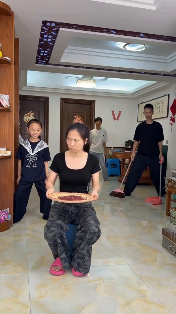 一听到那声音，三人便情不自禁地跳起舞来。