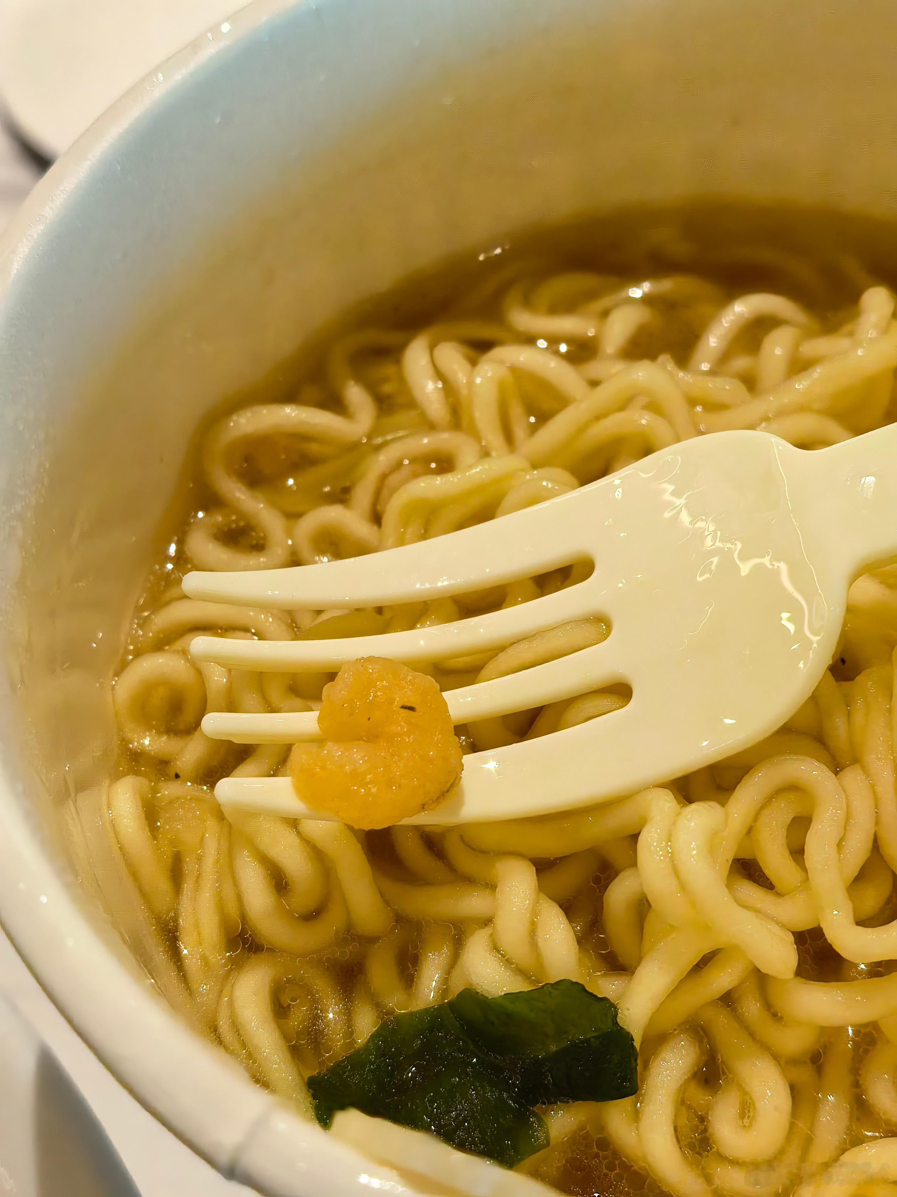 康师傅也有高端线？这个优选版的鲜虾鱼板里面竟然真的有虾米，而且汤也浓郁了很多