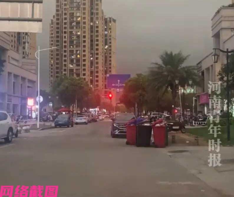 福建有男子在开车时，突遇雷暴天气，只是男子没有意识到眼前存在危险，而把自己车子停