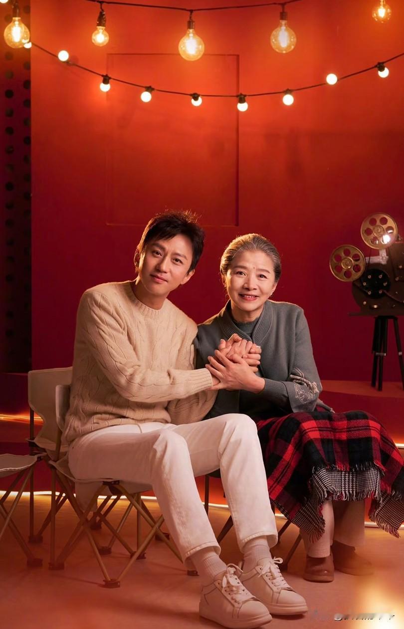 邓超这次的“碗”，捧的是真大，有时候不得不佩服。一开始看迟蓬老师在旁边抹