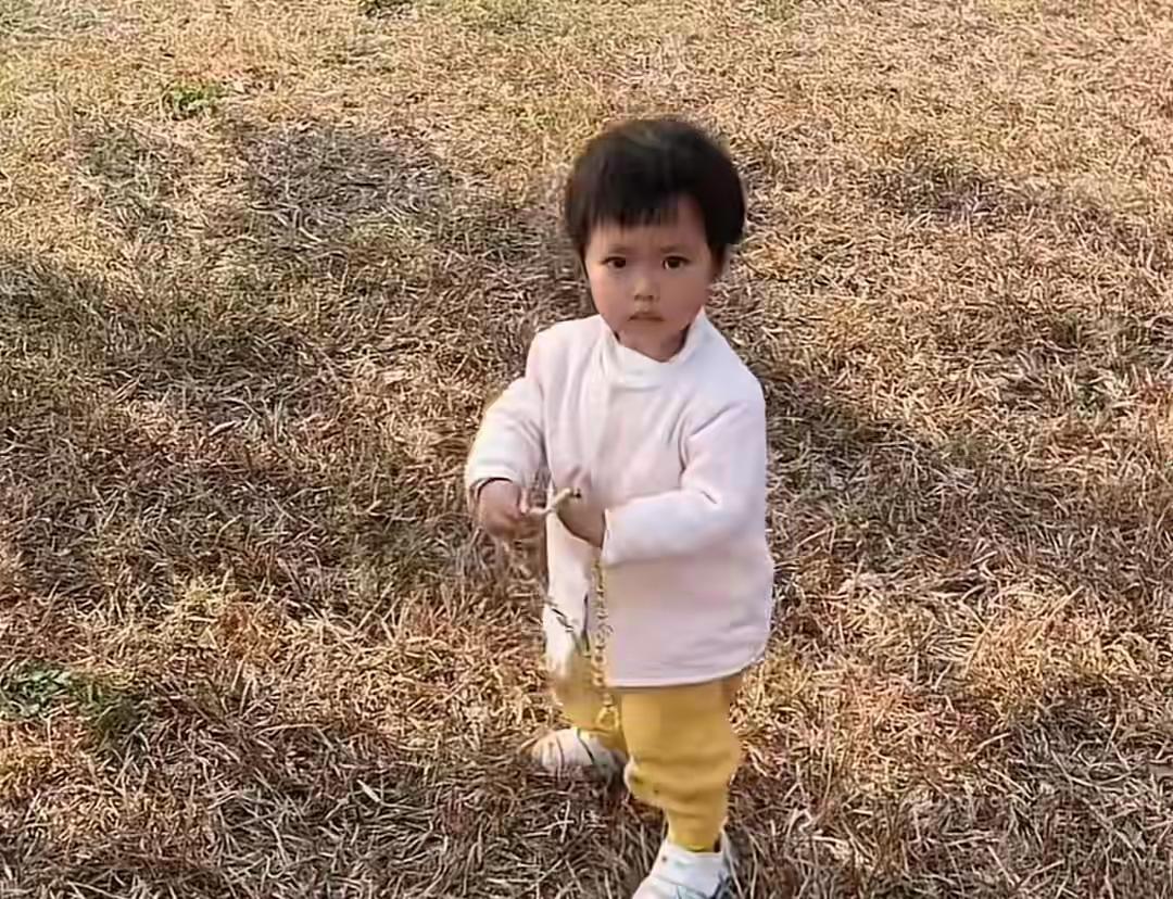 2岁小姑娘捡到70克黄金项链，价值10多万，爸爸全网寻找失主。这是一个拾金不