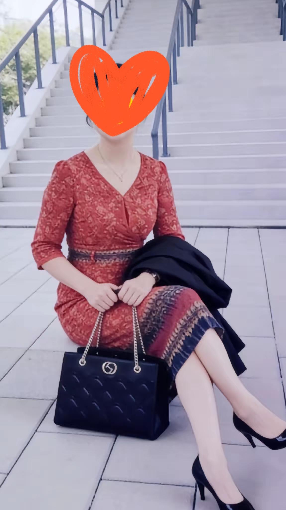 昨晚上十一点半左右我下楼丢垃圾，看到一个约六十多岁的阿姨在翻垃圾桶，她编织袋里有