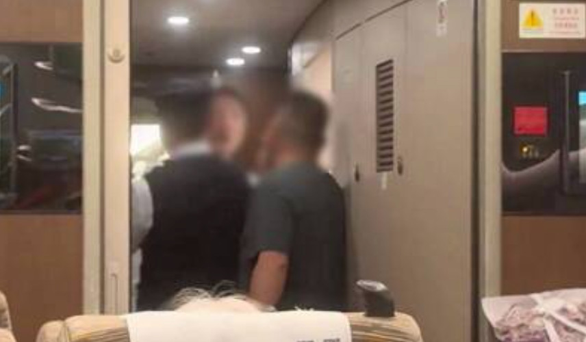 #无票男子1分钟辱骂列车员14次#近日，一名男子被查票时1分钟持续辱骂列车员14