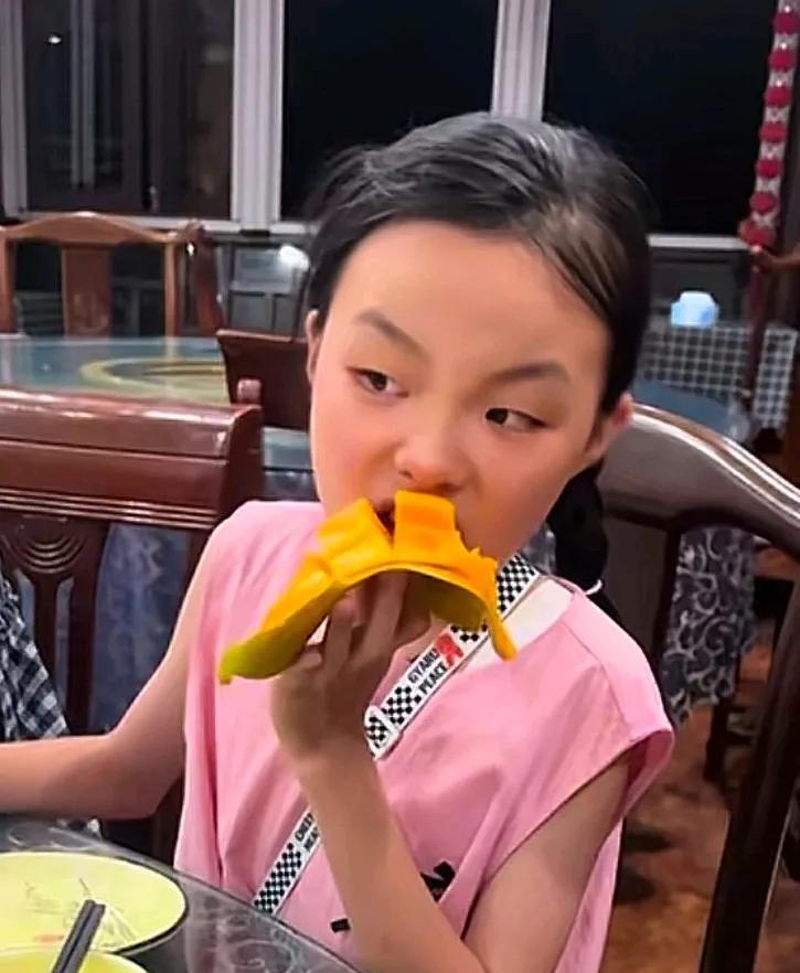 田静郭威家的悦悦长成大姑娘了！看个子可不低，大长腿，在民宿的床上与小开心嘻哈