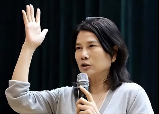 董明珠当上格力的董事长后，其中一件事就是把代言人成龙换掉，她说：“请明星拍广告一