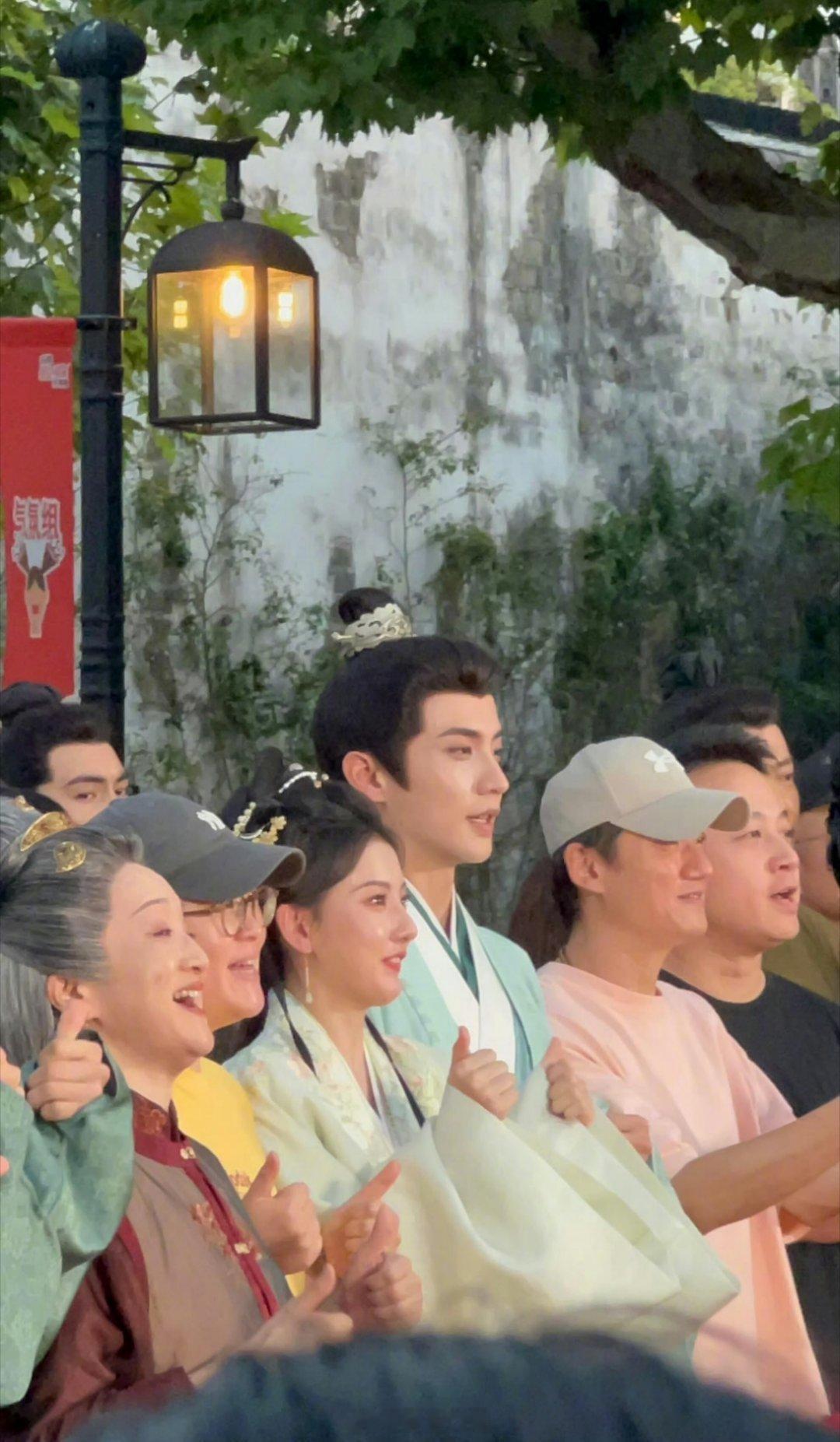 宋祖儿和陈鑫海主演的《表妹万福》濮院戏份杀青路透大合照来了，宋祖儿笑的非常的灿烂