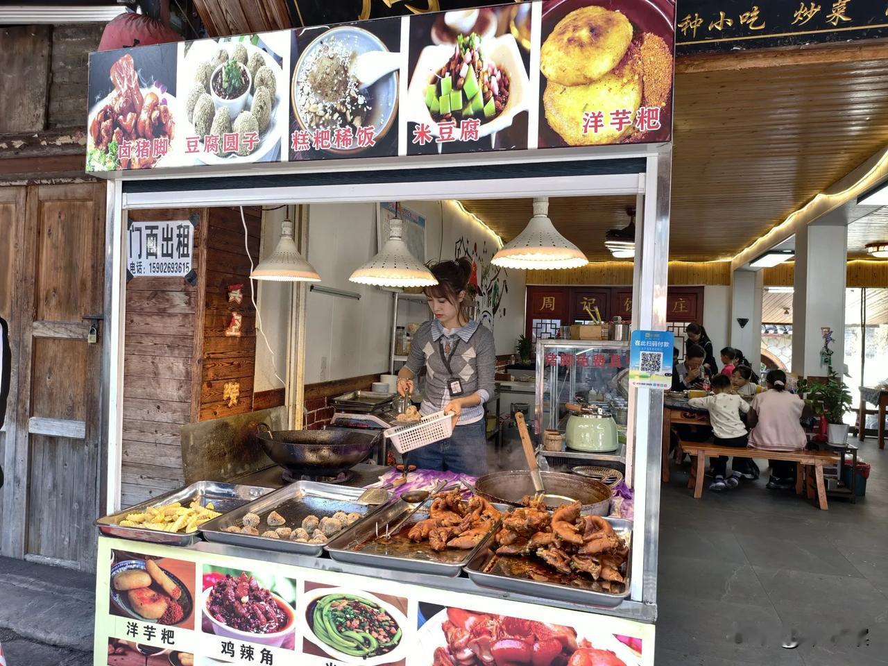 徜徉青岩古镇，有两点突出的感受：一点是人多，尤其南北主街，熙熙攘攘，人头攒动