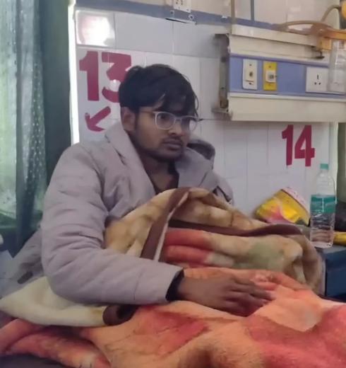 印度近日曝出一起让人瞠目结舌的奇案：20岁左右的男子苏拉杰·巴斯卡尔，为了挤进医